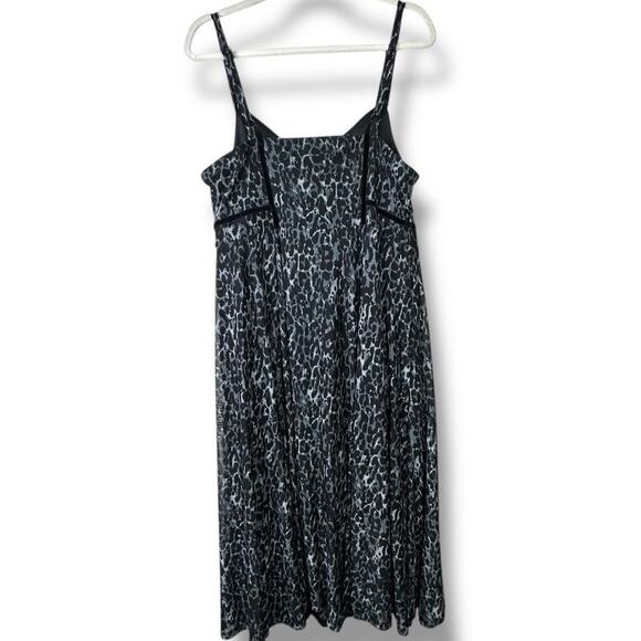 Torrid NWOT Dark Grey Leopard Print Mesh Velvet Piping V-Neck Midi Dress Size 1X - Picture 10 of 12